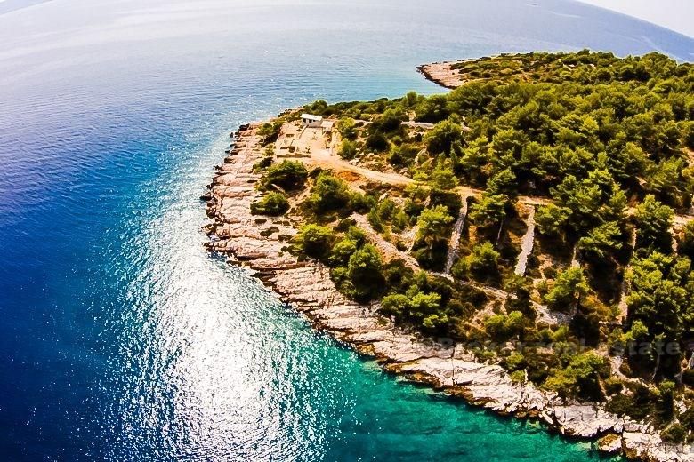 Building land plot at first row to the sea