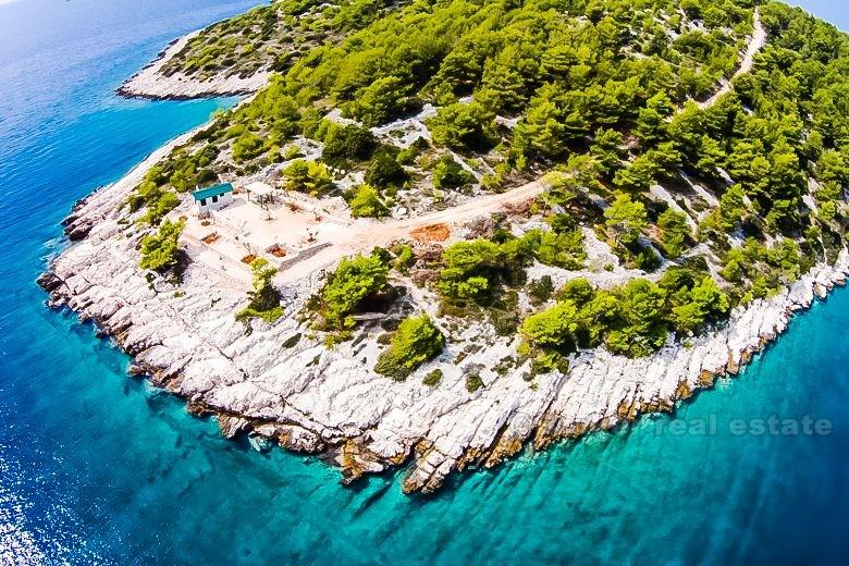 Building land plot at first row to the sea