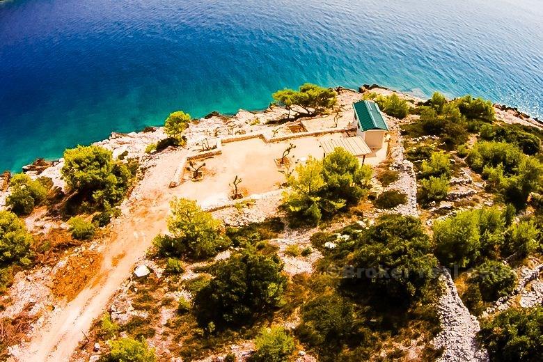 Building land plot at first row to the sea