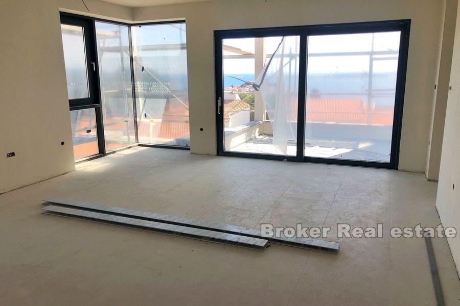 Современные недавно построенные апартаменты с видом на море