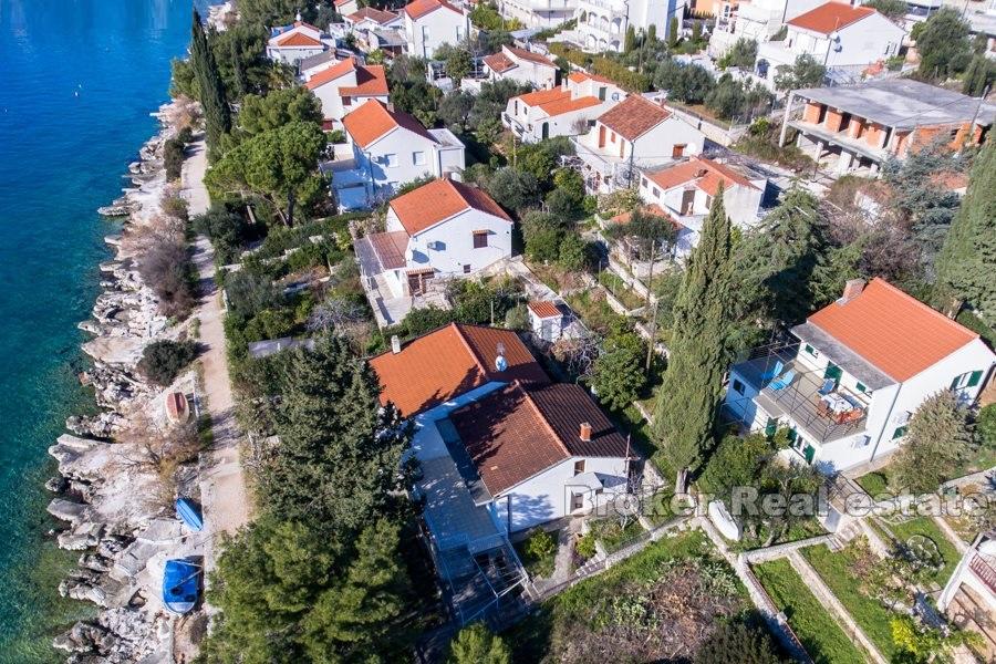 Дом во втором ряду от моря, полуостров Чиово