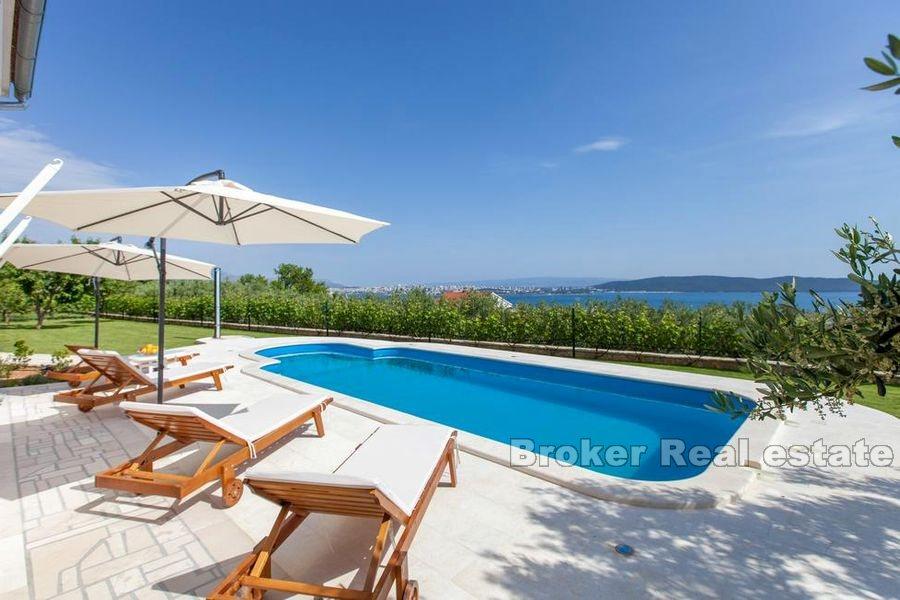Villa con piscina e vista mare