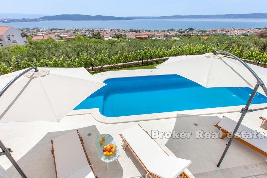 Villa con piscina e vista mare