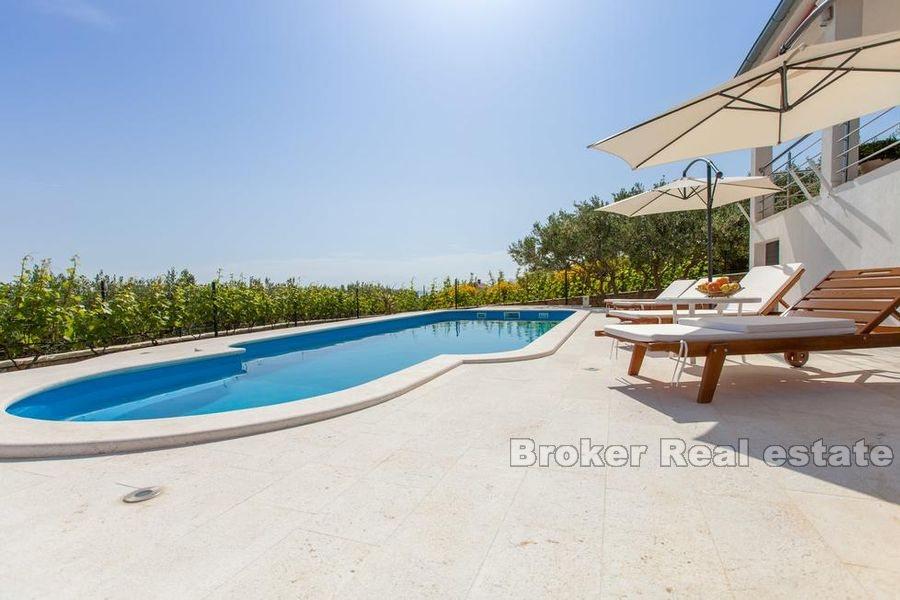Villa con piscina e vista mare