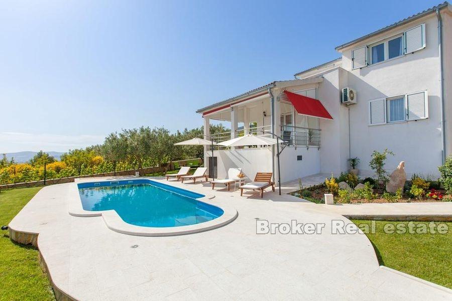 Villa con piscina e vista mare