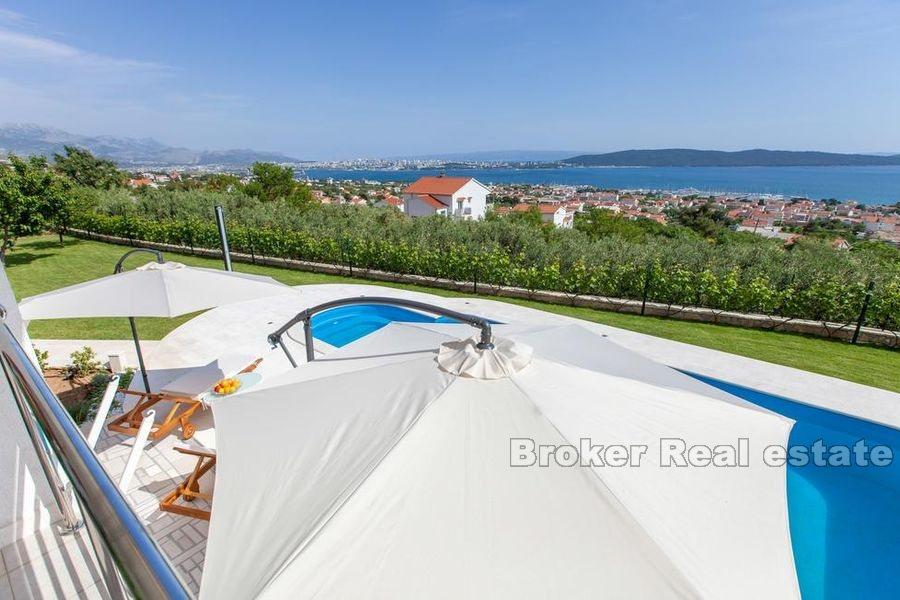 Villa con piscina e vista mare