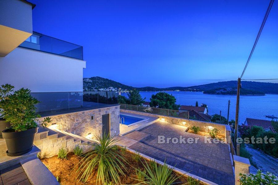 Moderne Villa mit Pool und Meerblick