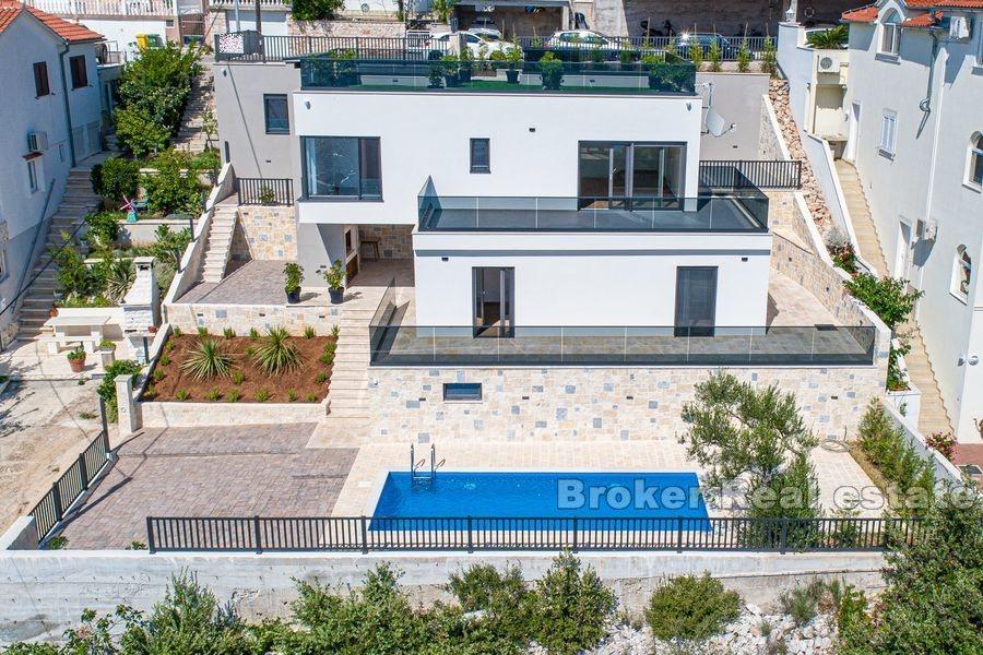 Moderne Villa mit Pool und Meerblick