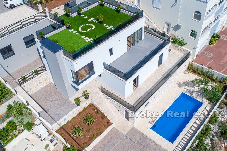 Moderne Villa mit Pool und Meerblick