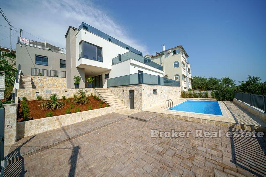 Moderne Villa mit Pool und Meerblick