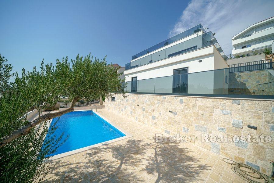 Moderne Villa mit Pool und Meerblick