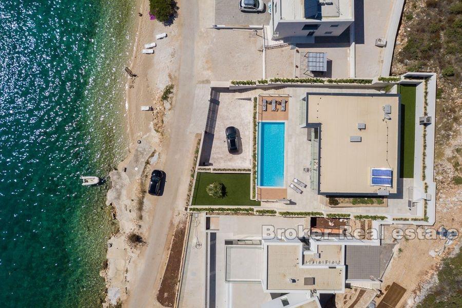 Вилла с бассейном, первый ряд от моря