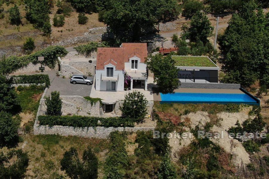 Casa con piscina e vista mare