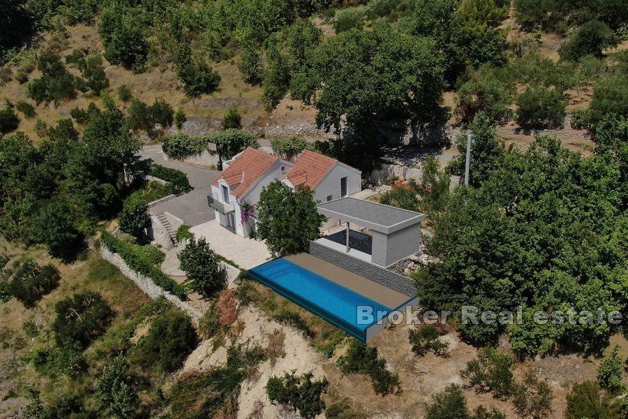 Casa con piscina e vista mare
