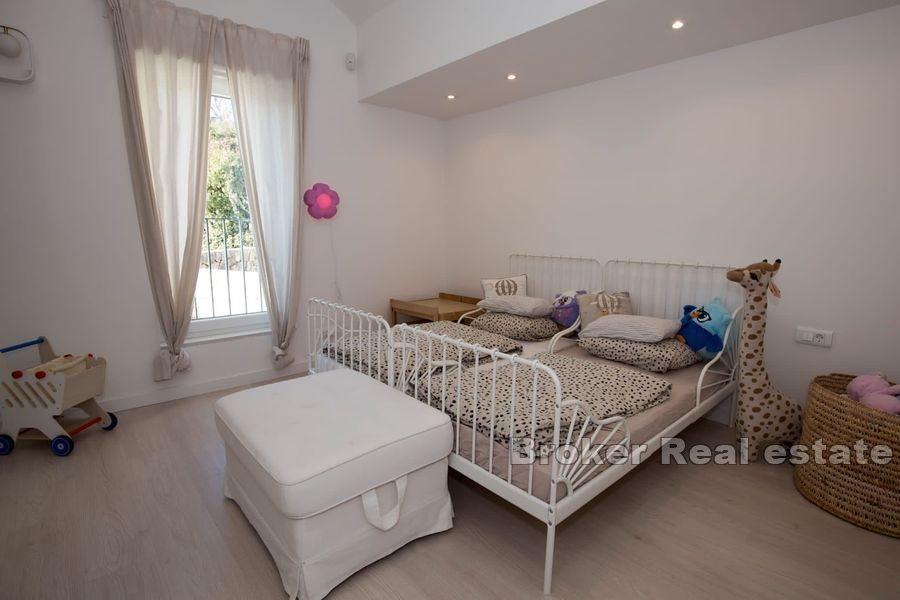 Casa con piscina e vista mare