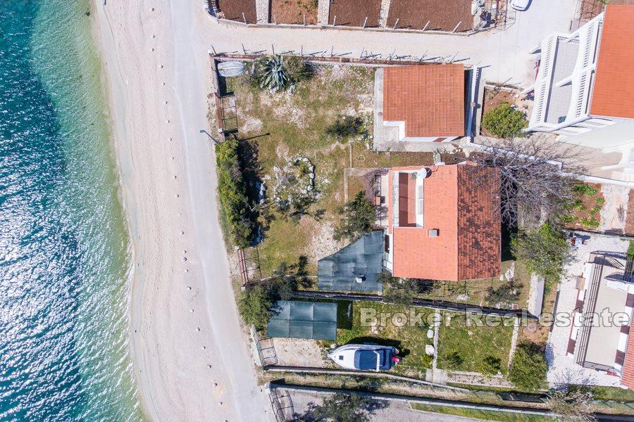 Дом в красивом месте в первом ряду от моря