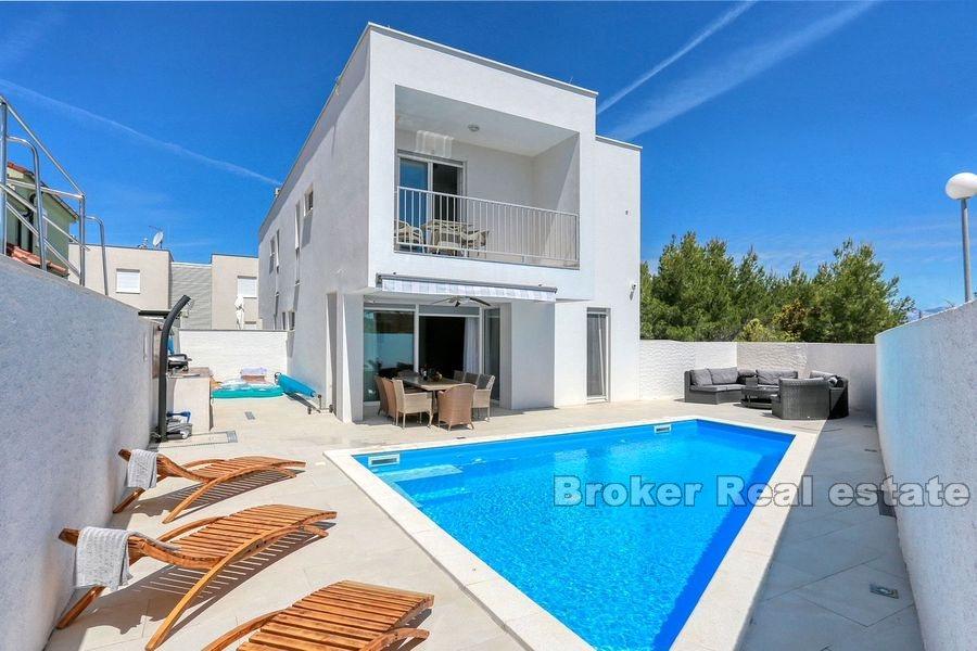 Vacker villa med pool