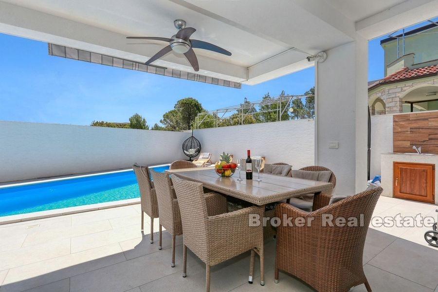 Vacker villa med pool