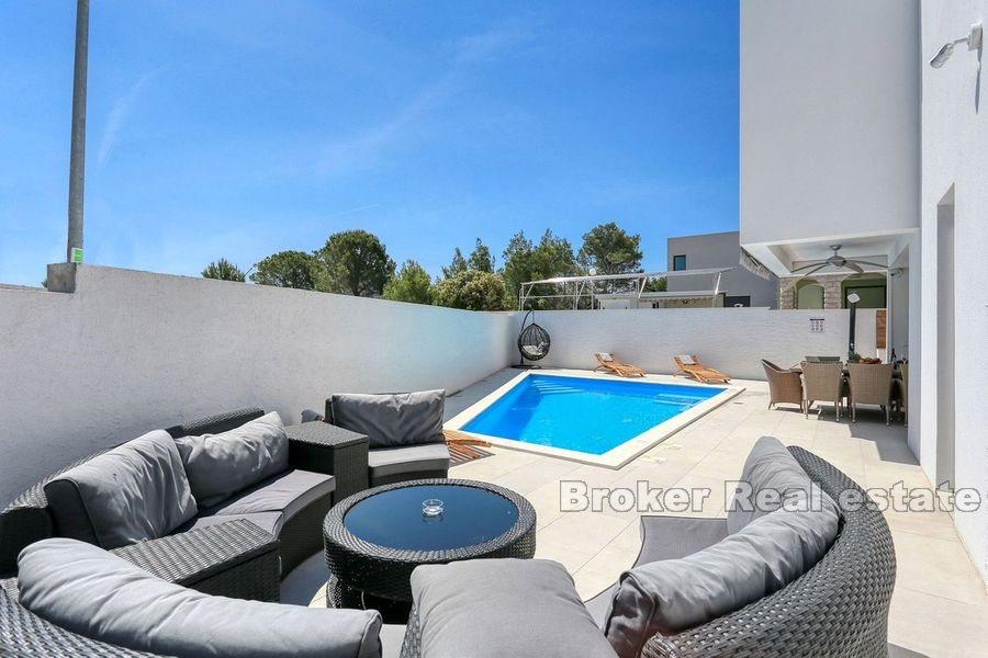 Vacker villa med pool