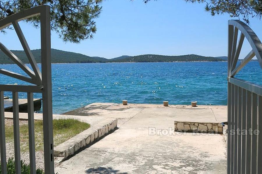 Kuća / vila, mediteranski stil, prvi red do mora