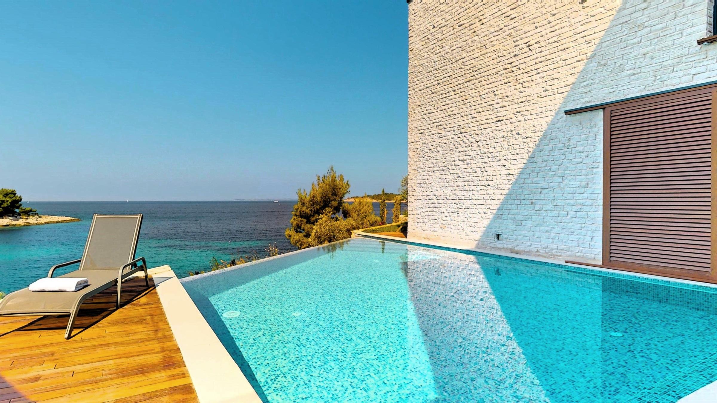 Luxueuse villa moderne avec piscine, première rangée de la mer