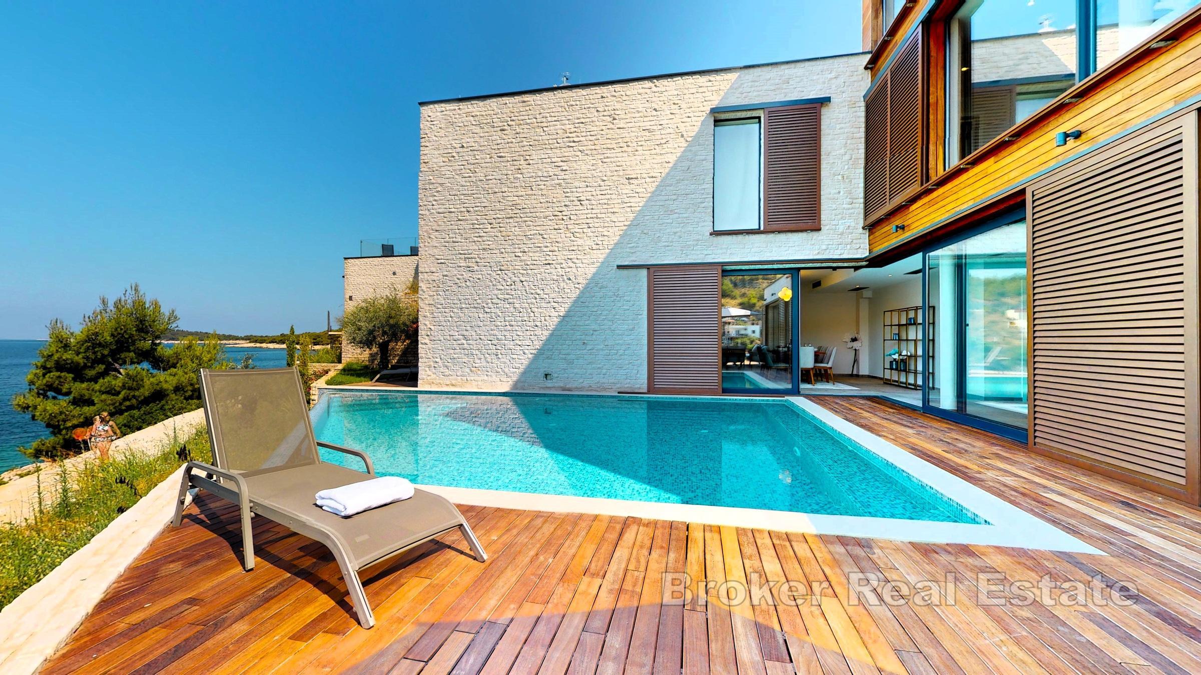 Luxueuse villa moderne avec piscine, première rangée de la mer