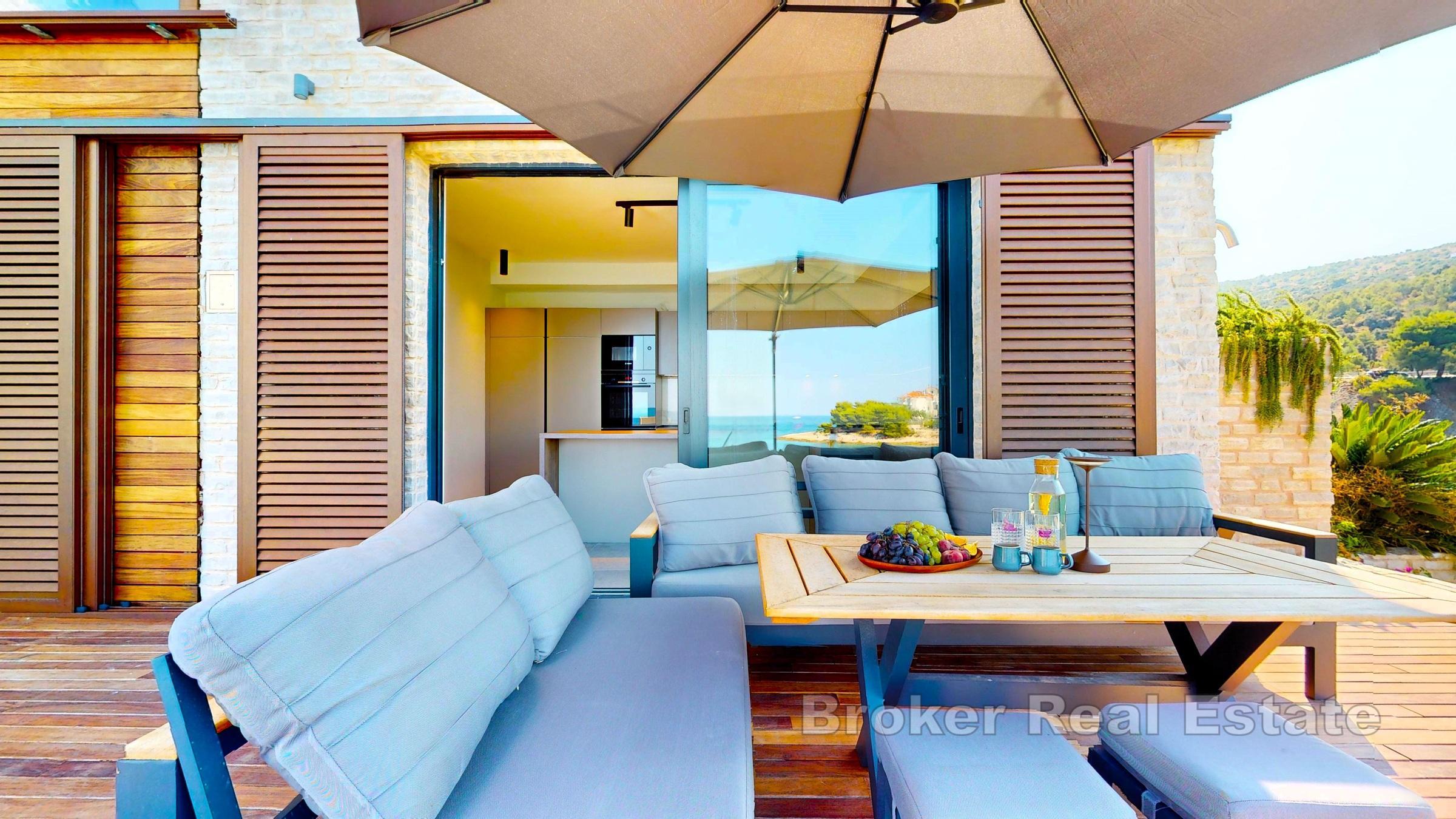 Luxueuse villa moderne avec piscine, première rangée de la mer