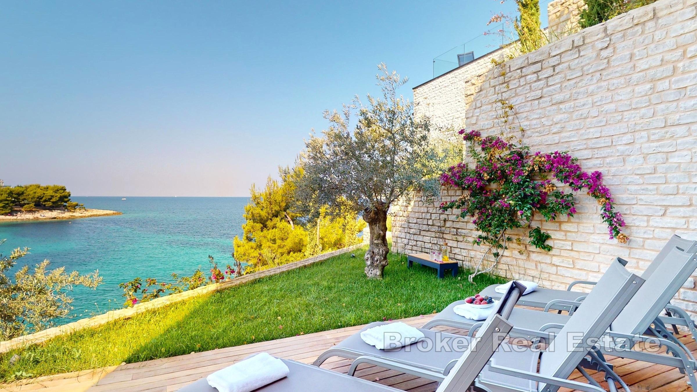Luxueuse villa moderne avec piscine, première rangée de la mer