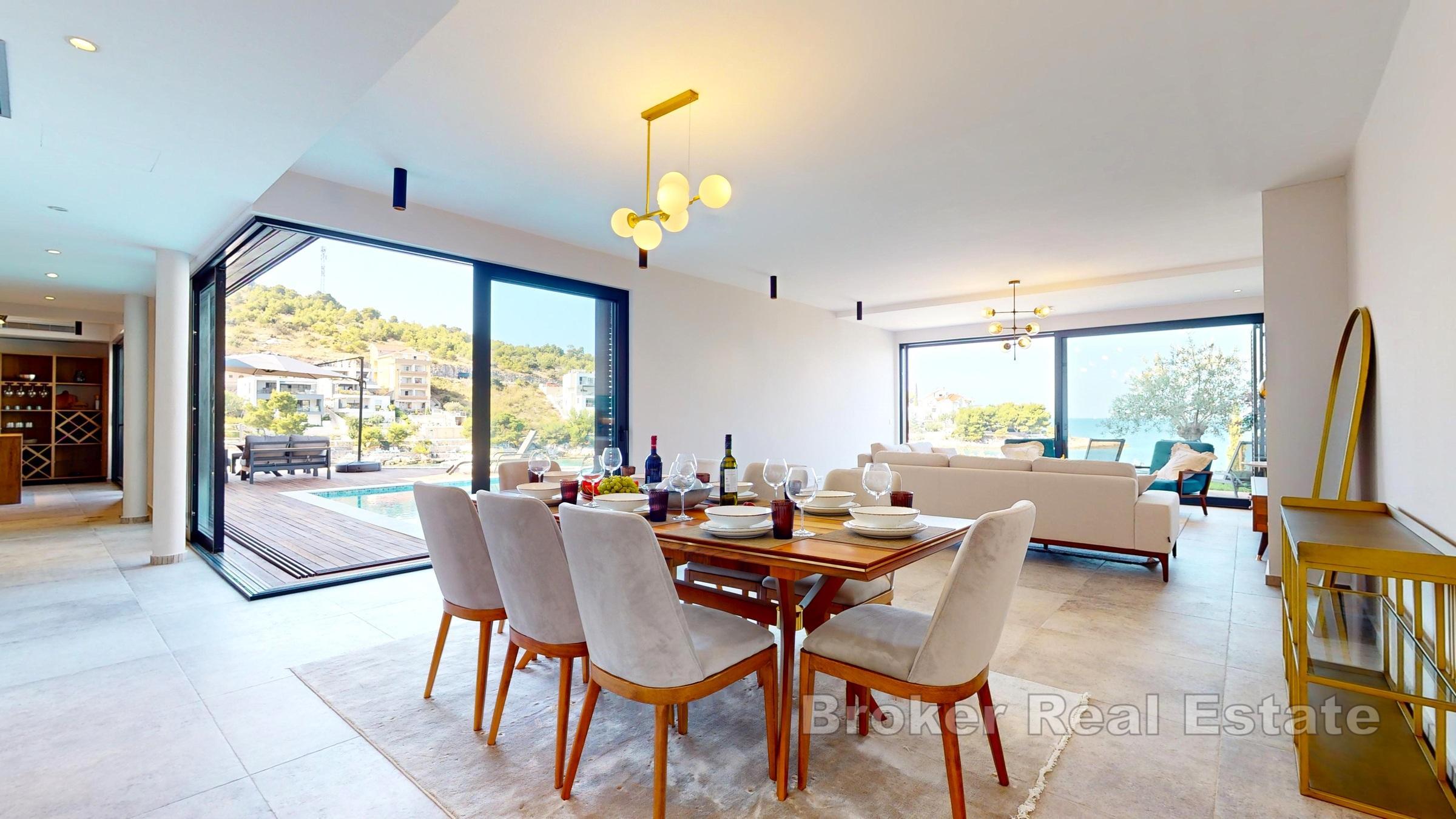 Luxueuse villa moderne avec piscine, première rangée de la mer
