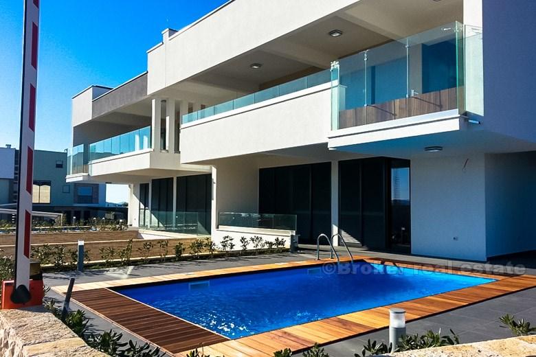 Hus / villa, parhus modern villa med pool