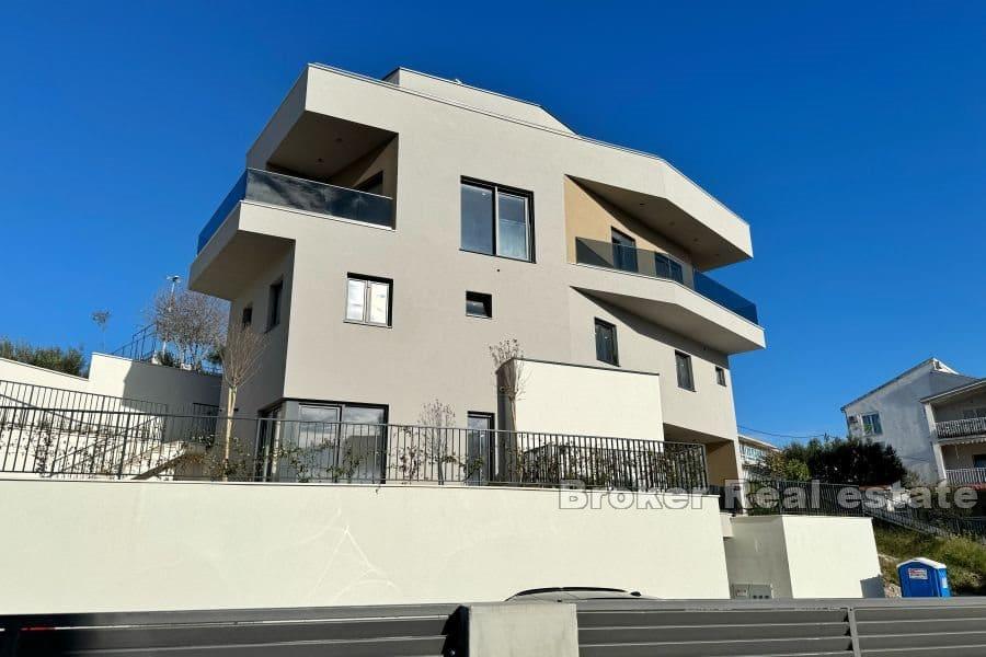 Appartamento su due piani con due camere da letto e vista mare