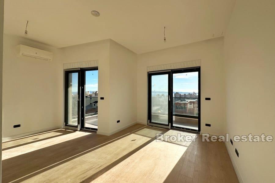 Appartamento su due piani con due camere da letto e vista mare