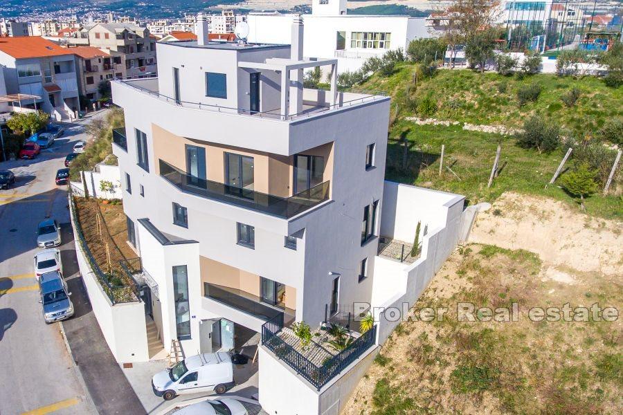 Appartement sur deux étages dans un immeuble nouvellement construit avec vue mer