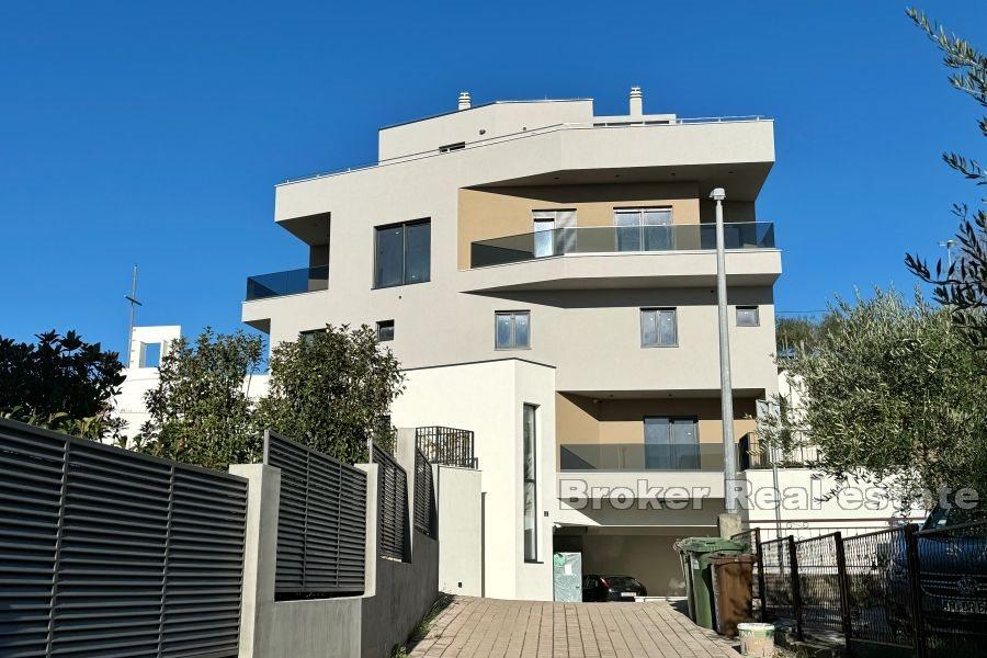 Appartement sur deux étages dans un immeuble nouvellement construit avec vue mer