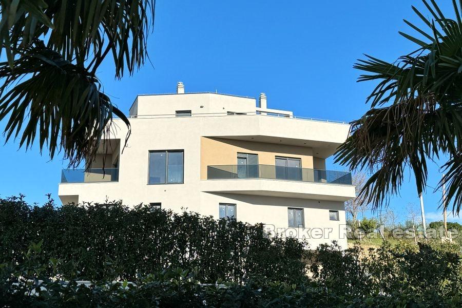 Appartement sur deux étages dans un immeuble nouvellement construit avec vue mer