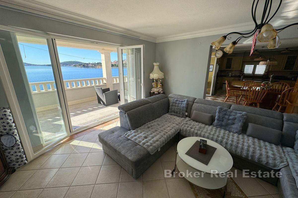 Jolie villa familiale, première rangée de la mer