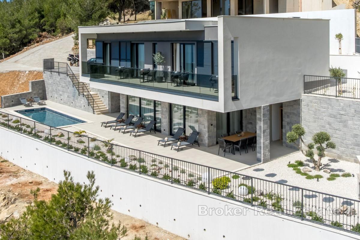 Modern villa med havsutsikt