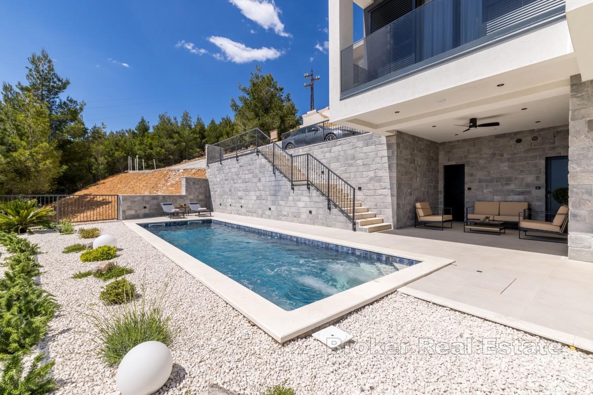 Modern villa med havsutsikt
