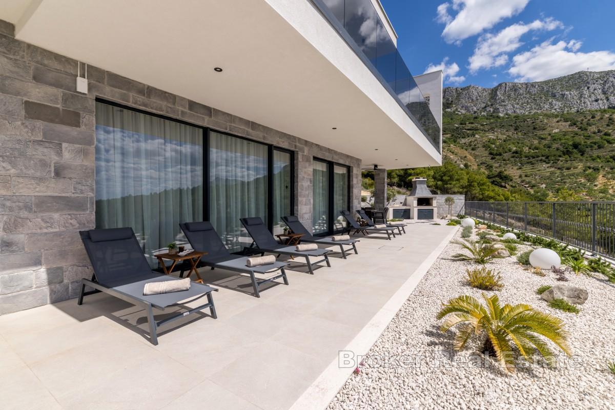 Modern villa med havsutsikt