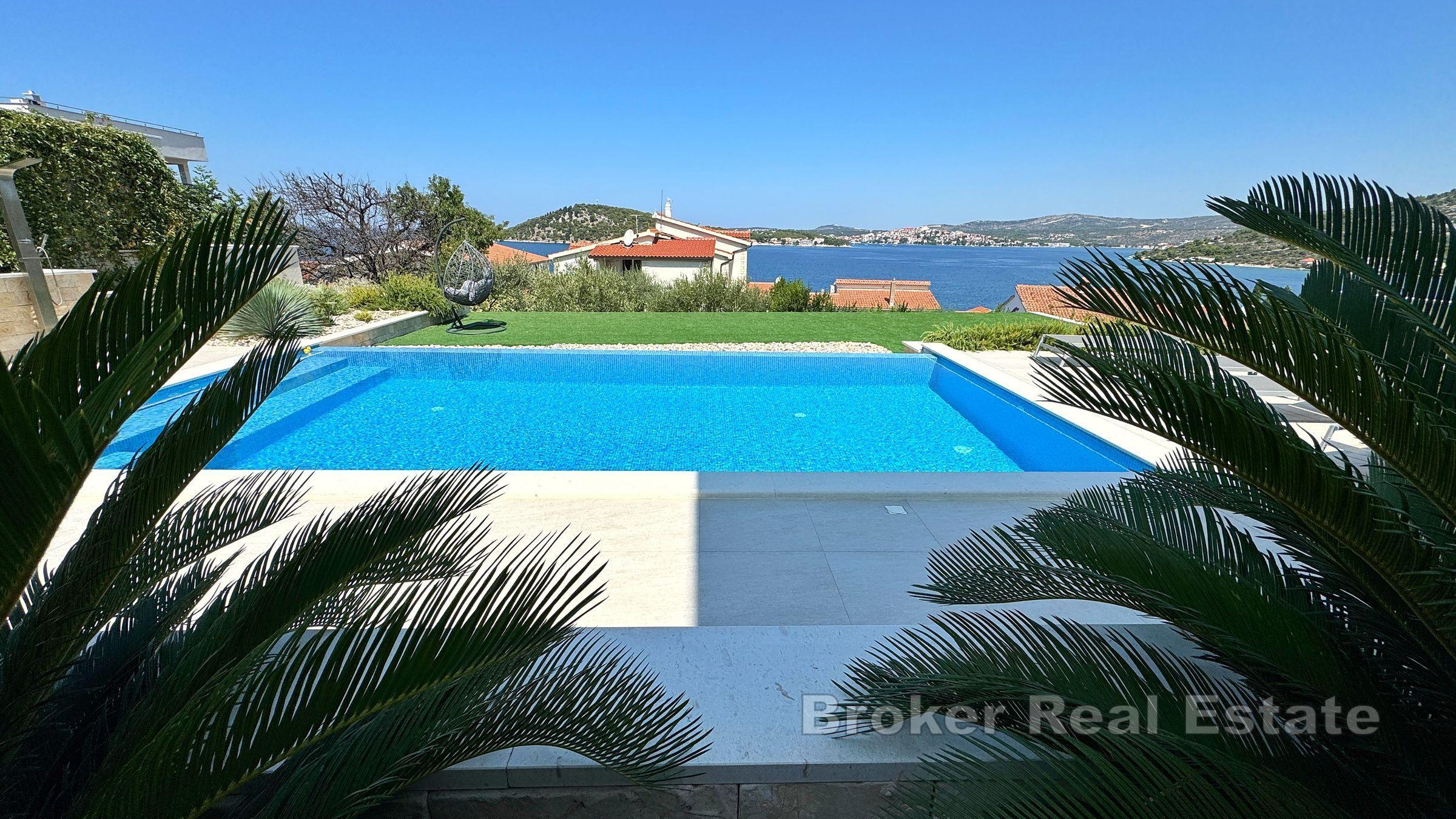 Villa à deux étages avec vue dégagée sur la mer