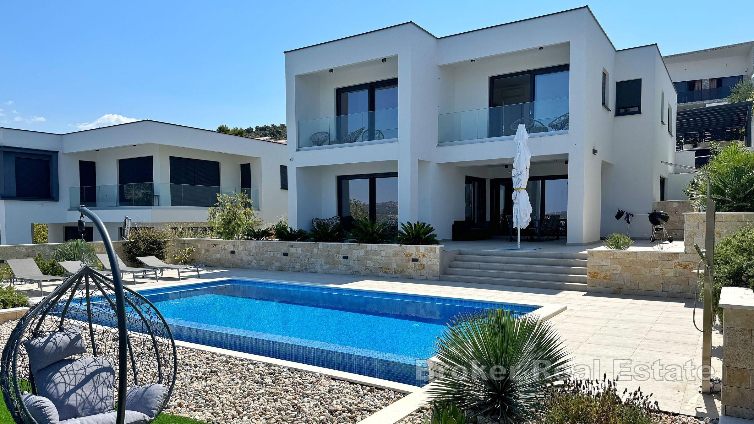 Villa à deux étages avec vue dégagée sur la mer