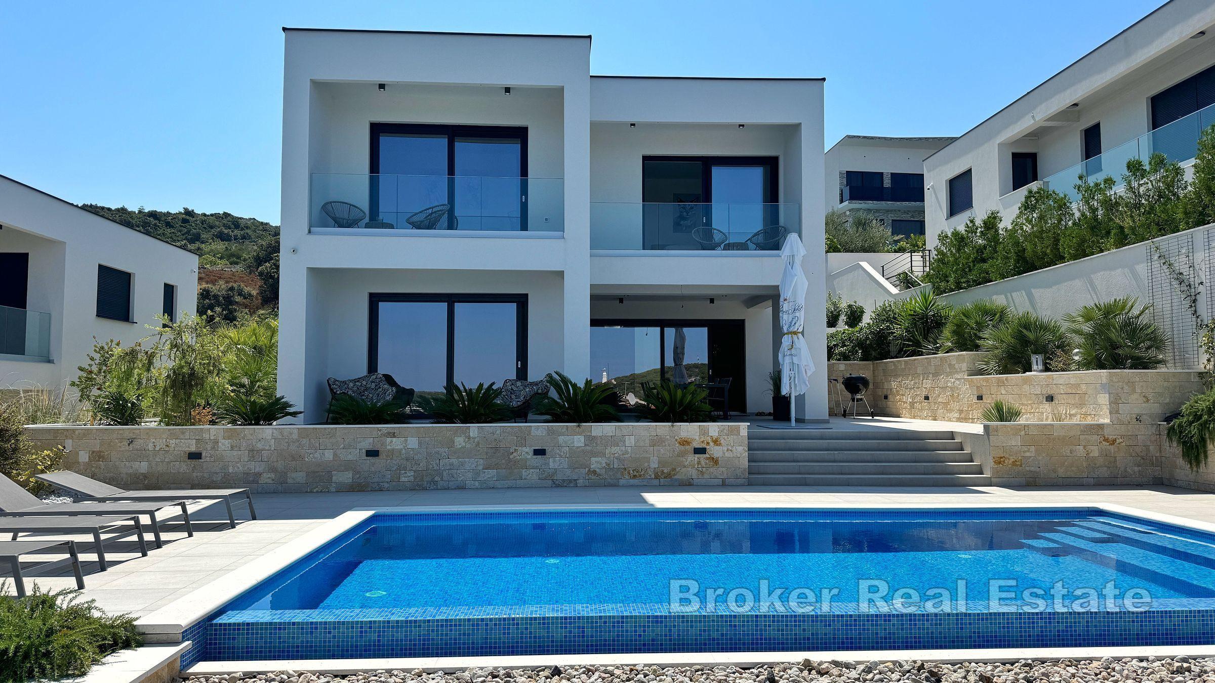 Villa à deux étages avec vue dégagée sur la mer