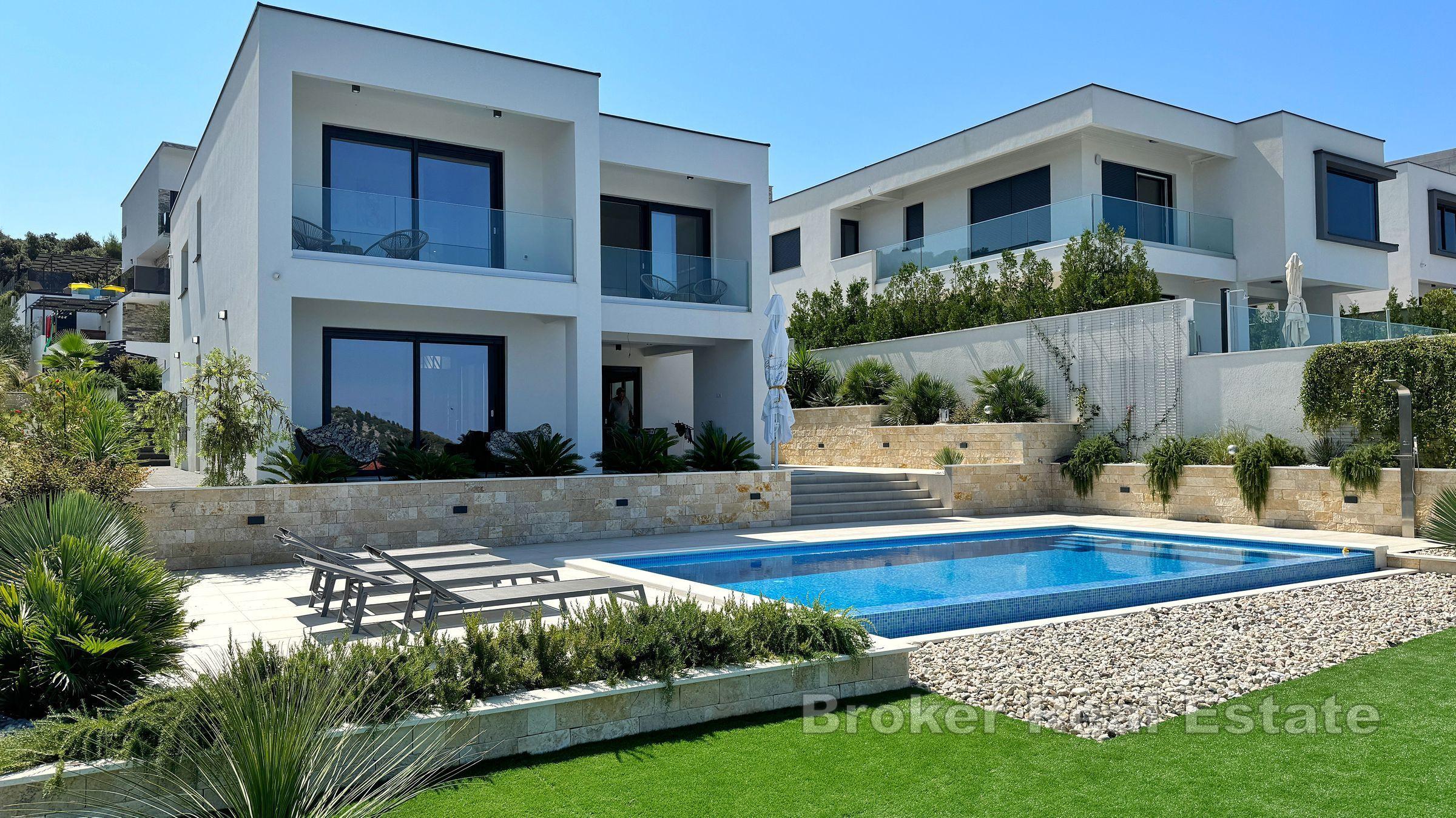 Villa à deux étages avec vue dégagée sur la mer