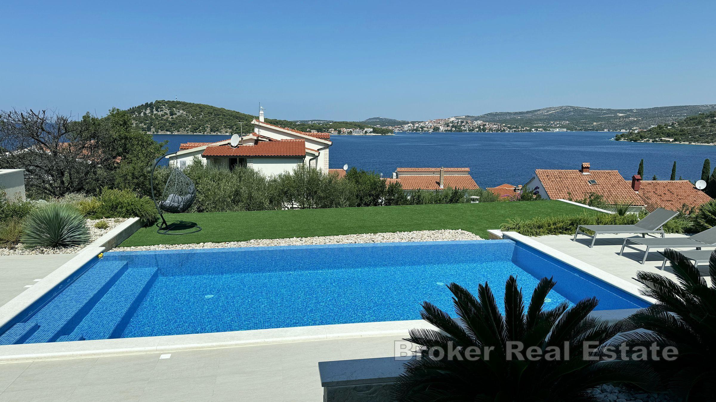 Villa à deux étages avec vue dégagée sur la mer