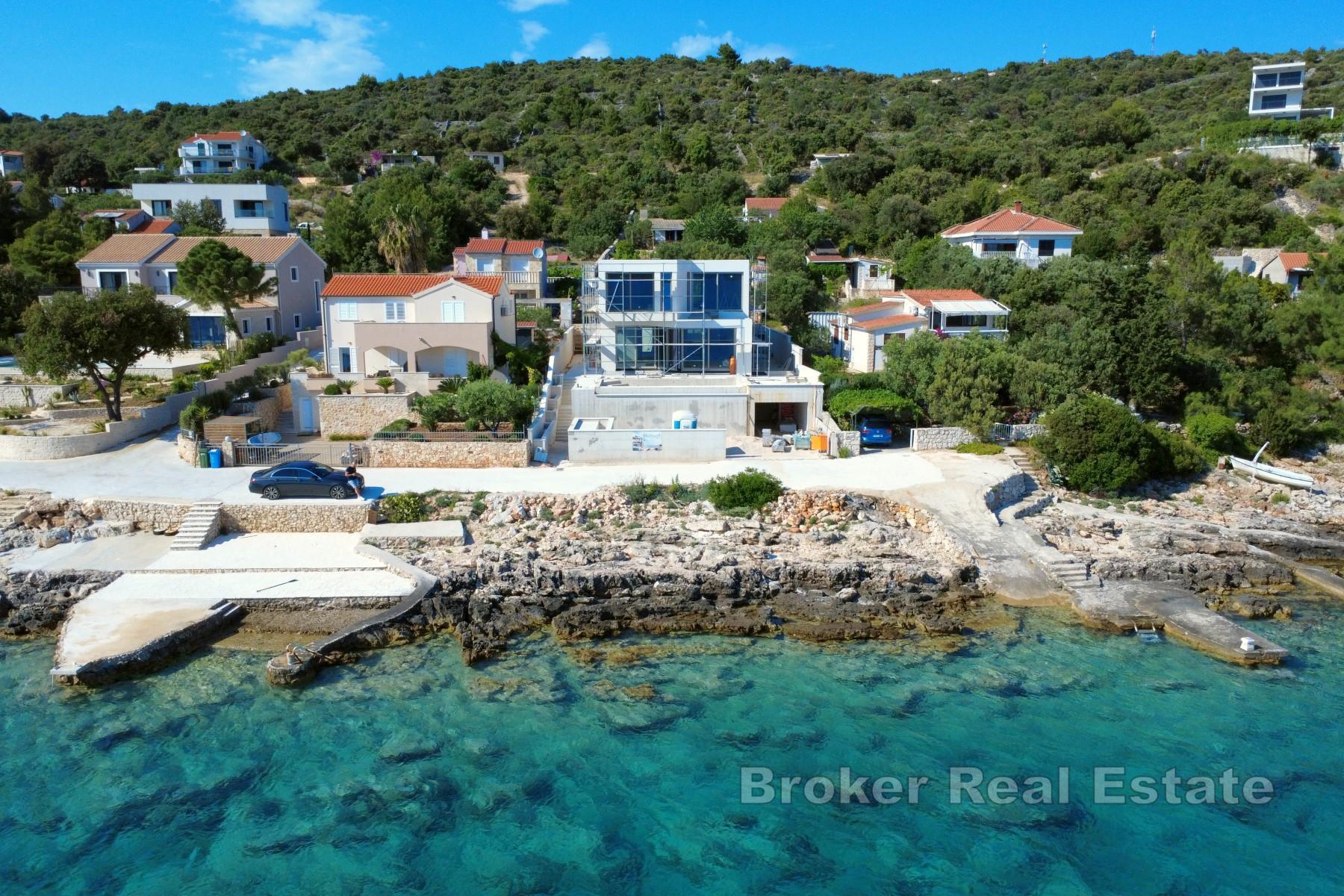 Villa moderne avec piscine située au premier rang de la mer