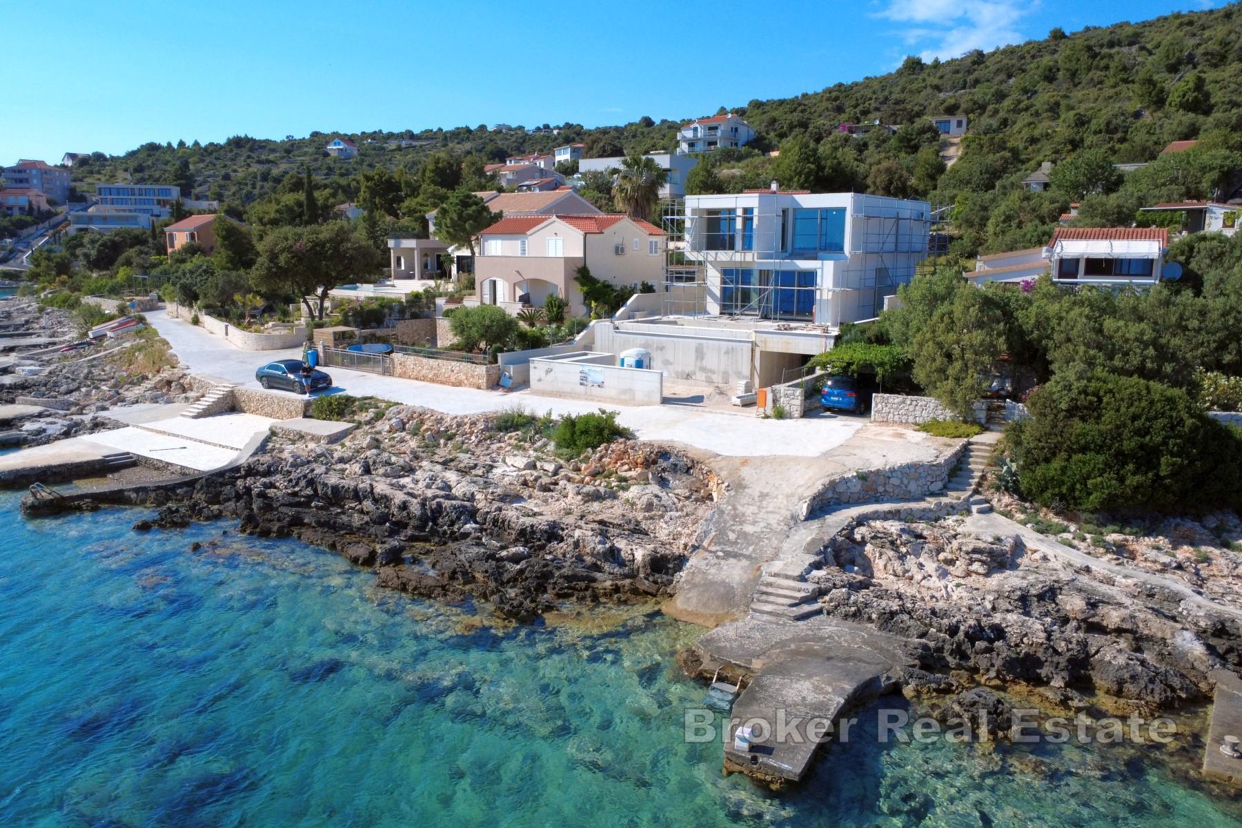 Villa moderne avec piscine située au premier rang de la mer