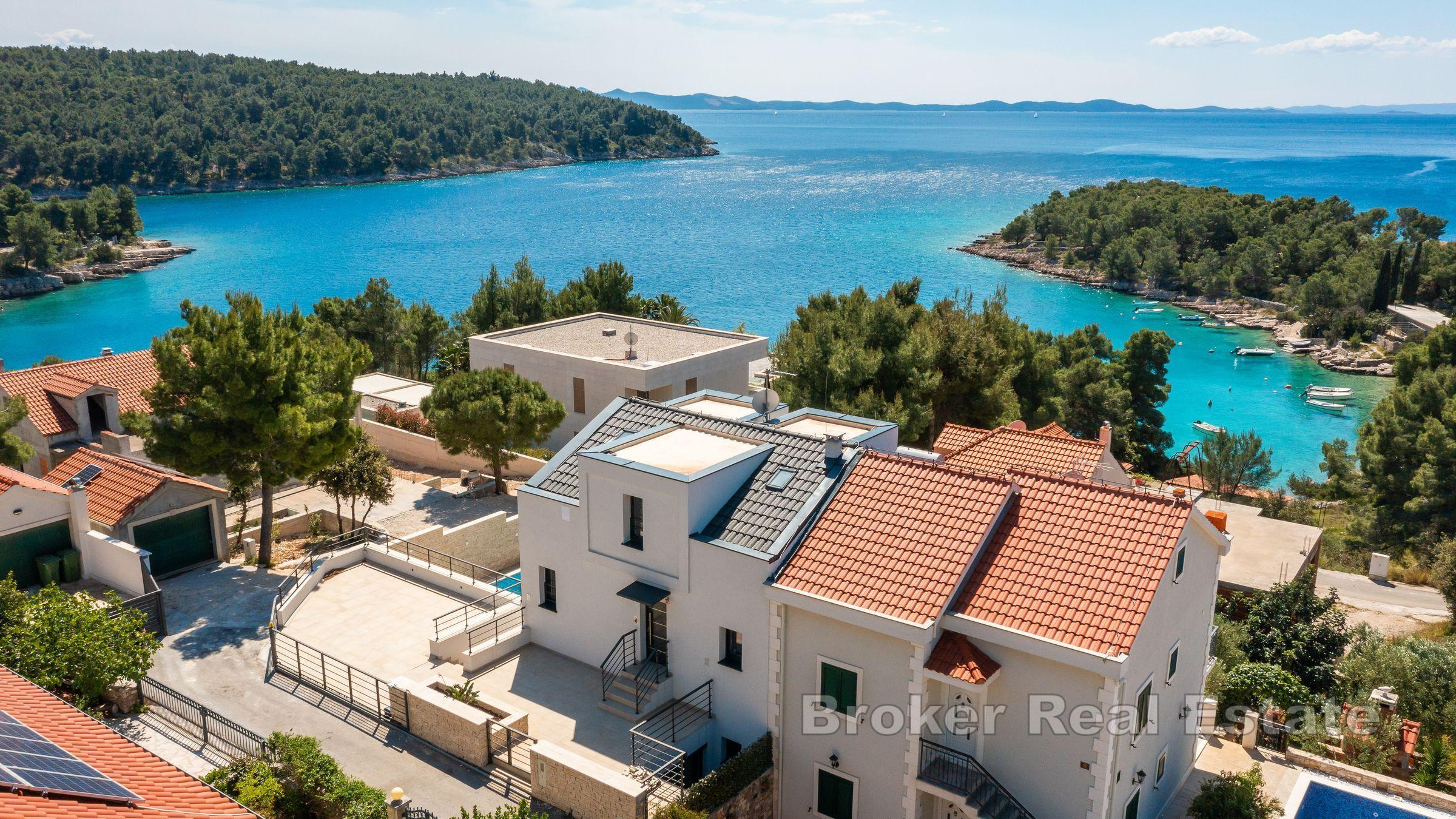 Villa moderna con vista mare