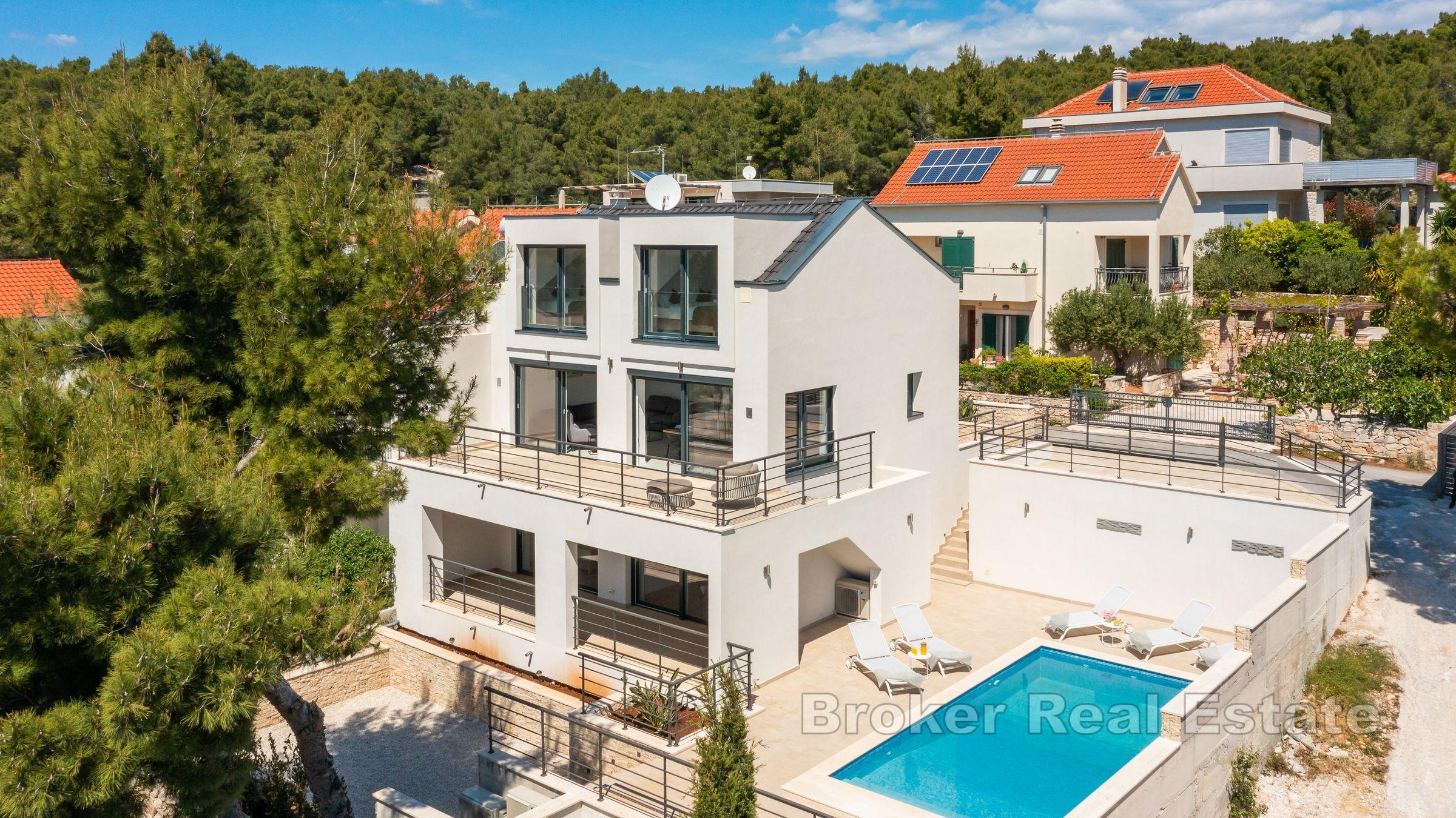 Villa moderna con vista mare