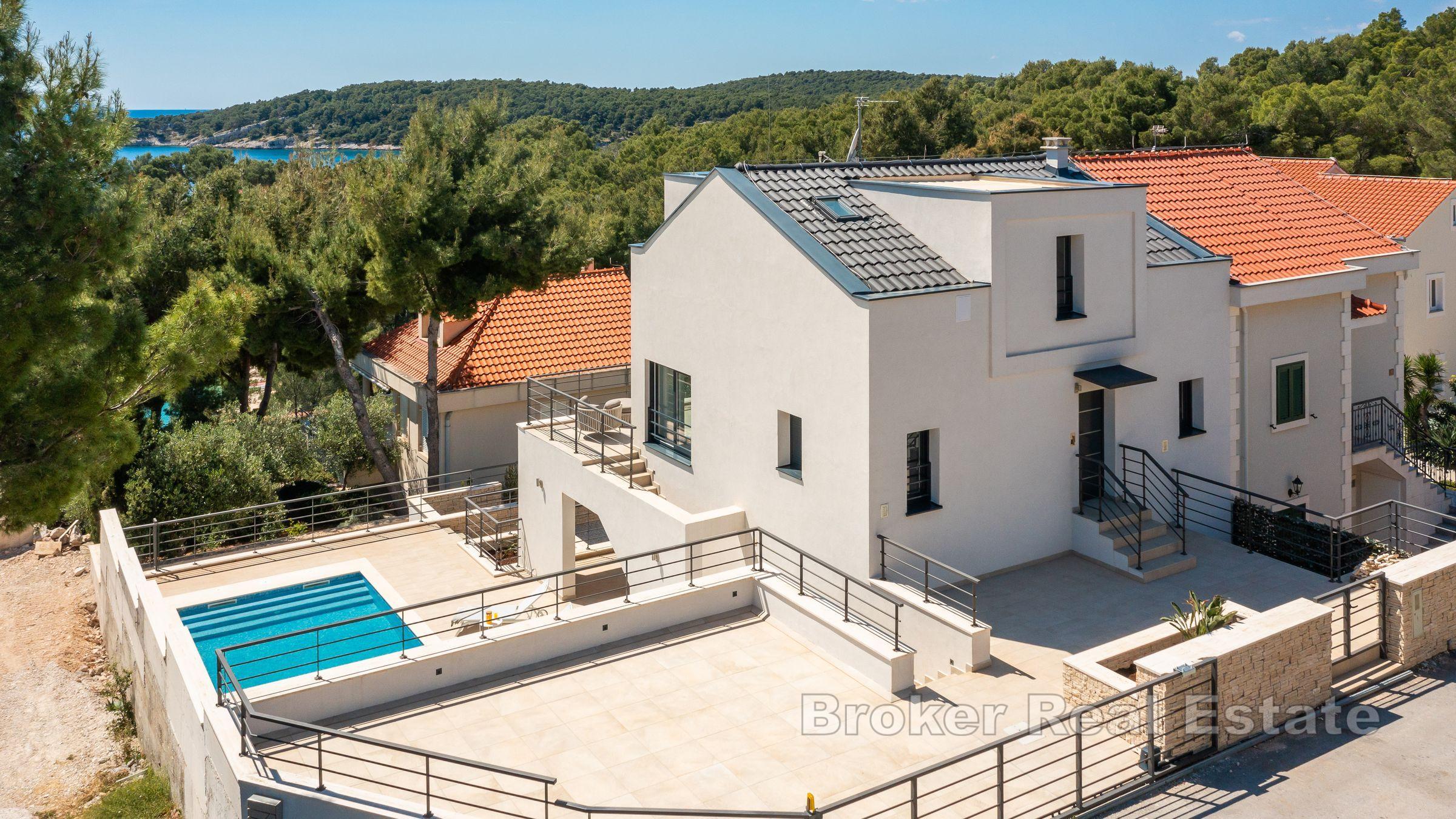 Villa moderna con vista mare