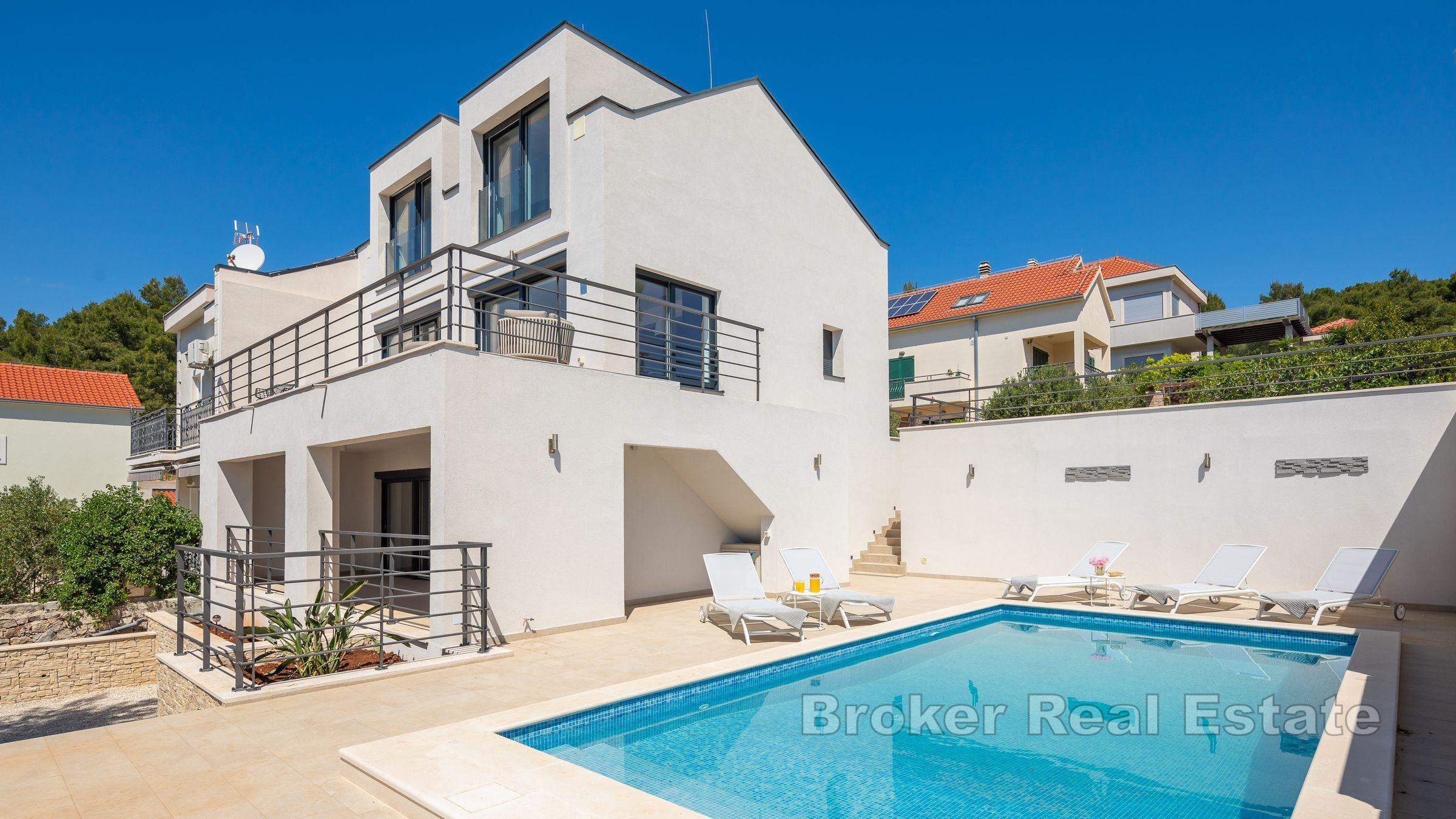 Villa moderna con vista mare